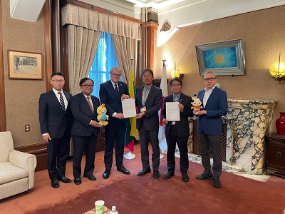 写真:記念撮影の様子