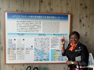 写真:ムソンダ・ムンバ事務局長 視察の様子