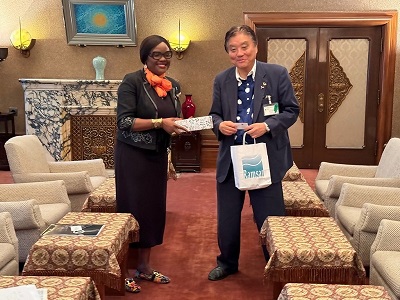 写真:市長表敬での記念撮影の様子