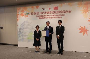 写真:伊藤環境大臣に宣言文を手交の様子