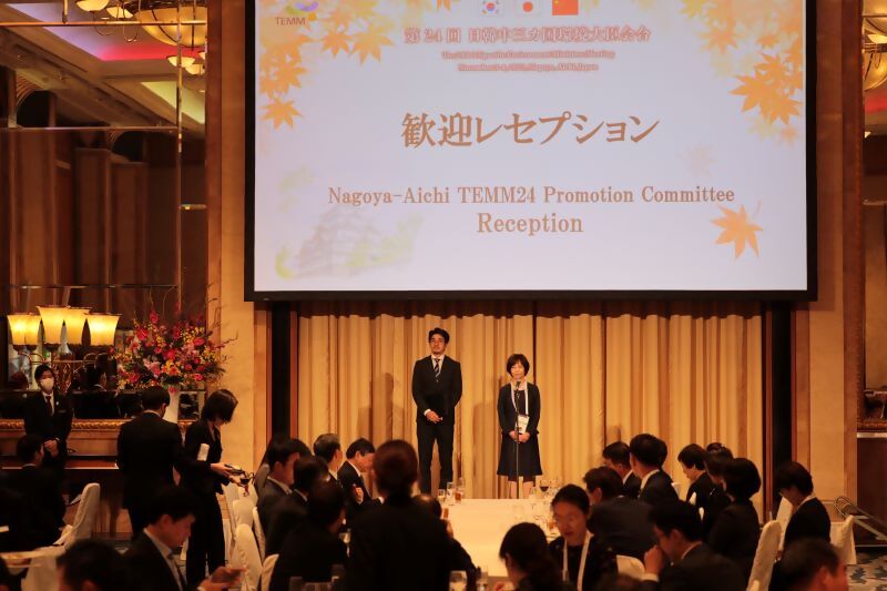 写真:地元主催歓迎レセプションにて宣言文を発表の様子