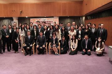 写真:記念撮影の様子