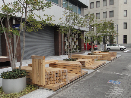 写真:国産材を使用したストリート・ウッドデッキ