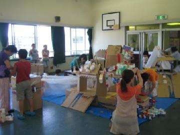 写真：工作をする子供たちの様子