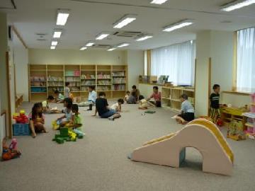 写真：室内で子供たちが遊んでいる様子