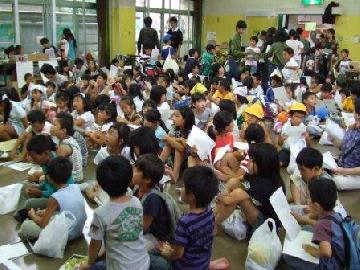 写真:説明を聞く子供たちの様子