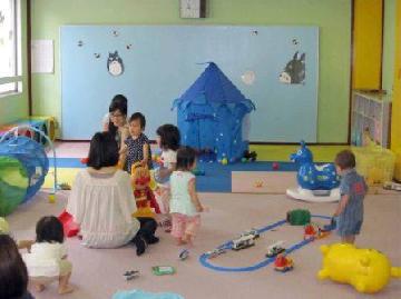 写真：室内で遊ぶ子供たちの様子