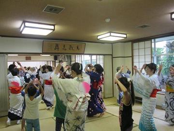 写真:着物姿で踊っている様子