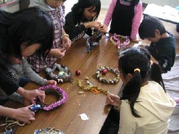 写真：子供たちがリースを作る様子