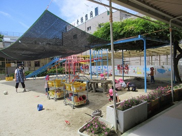 写真:園庭遊びの様子です。
