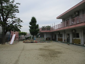 写真:園舎と園庭です。