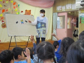 写真:誕生会のパネルシアターの様子です。