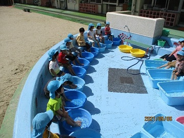 写真:行事(5月の足湯)の様子です。