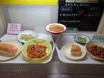 写真:給食展示の様子です。