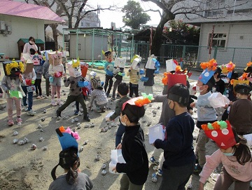 写真:行事(豆まき)の様子です。