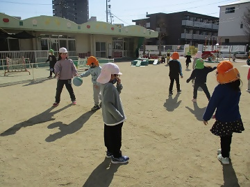 写真:運動会ごっこをして遊ぶ様子です。