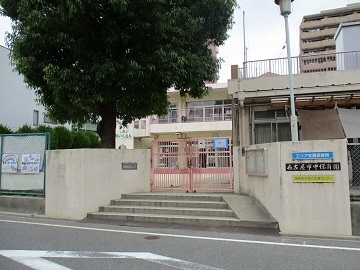 写真:南門と園舎の外観です