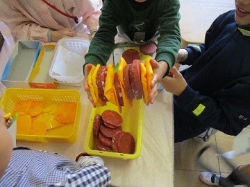 写真:お店屋さんごっこの様子です