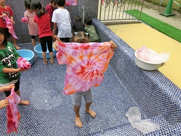 写真:Tシャツ染めの様子です