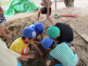 写真:どろんこあそびの様子です。