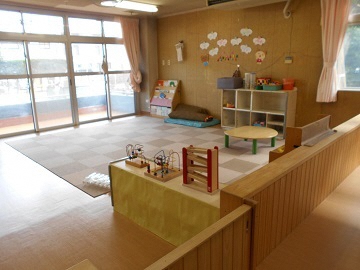 写真:0・1歳児保育室の様子です