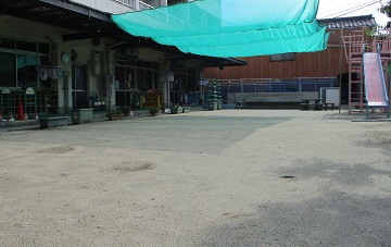 写真:子ども達の遊ぶ園庭です