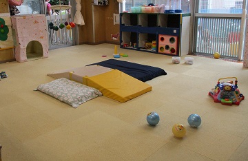 写真:乳児保育室の様子です
