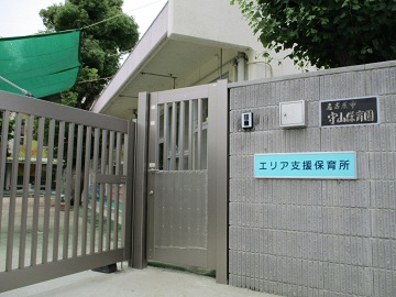 写真:園舎の外観1