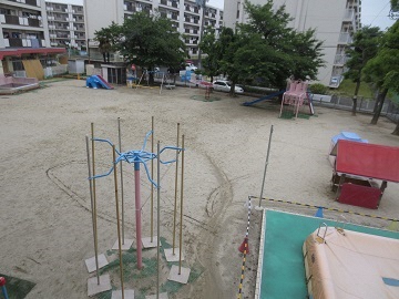 写真:園舎外観と園庭です。