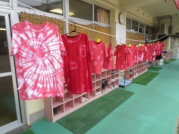 写真:年長児の染めたTシャツです。
