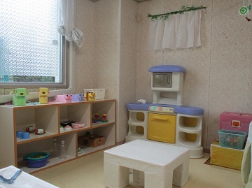 写真:地域子育て支援センター「ほっとルーム」の様子です。