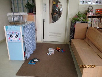 写真：1階　くつろぎ広場の様子です。