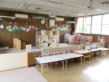 写真:0・1歳児保育室の様子です。