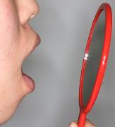 写真:手鏡で口のなかを確認