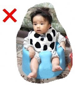 写真:支えなしで座れない時期は無理に一人で座らせない。