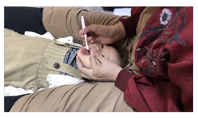 写真:仕上げみがきの体勢