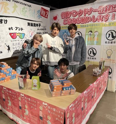 マジックプリンスとハイファイブのメンバーがブースで撮影した写真です。