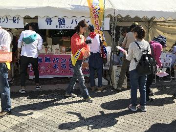 写真：イベントにおいて啓発物品を配布しています。