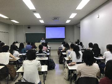 写真：骨髄バンクについて講演をしています。