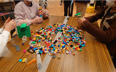 写真：レゴブロックを使ってアイスブレイク