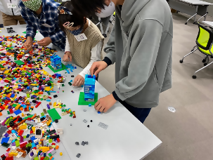写真：レゴブロックを使て表現する様子