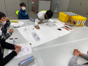 写真：アイデアを発表する様子