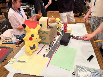 写真：子どもたちが撮影用セットを制作している様子