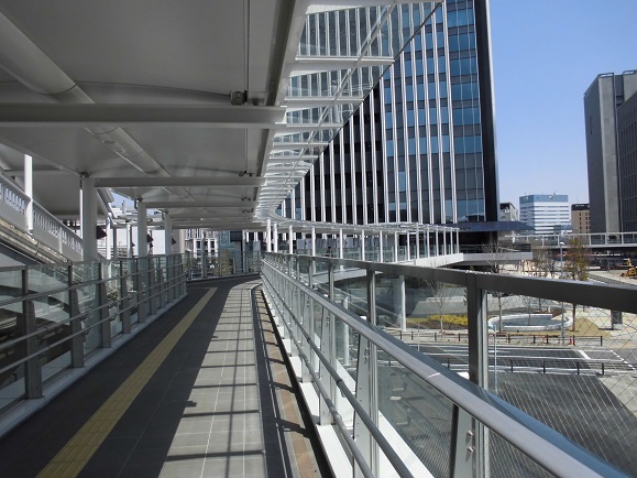 写真：歩行者デッキ(東西)