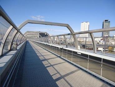 写真：ささしま米野歩道橋（内観）