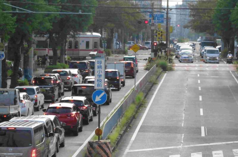 写真：都市計画道路東海橋線(桜2号踏切)の渋滞状況