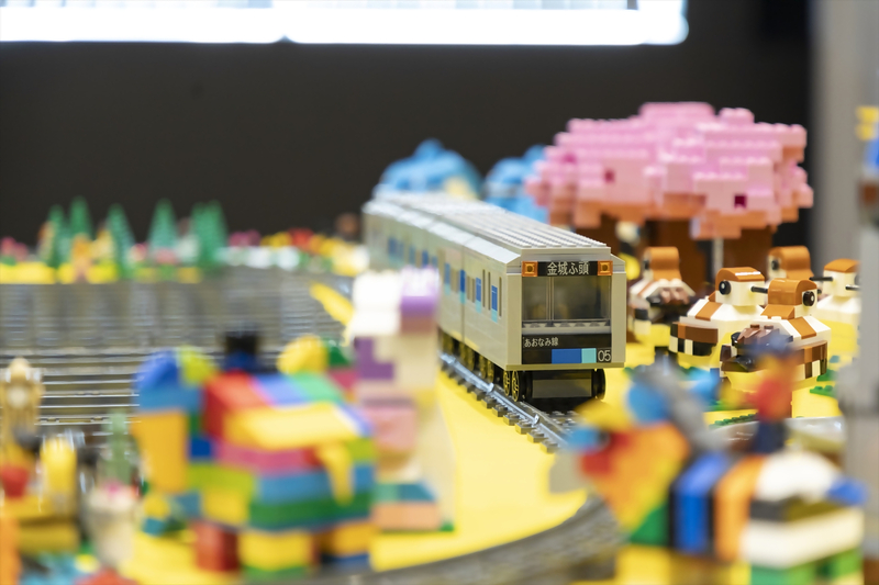 写真：レゴロックで作成したあおなみ線電車