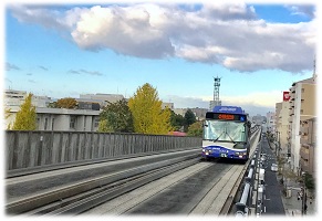 写真：ガイドウェイバス