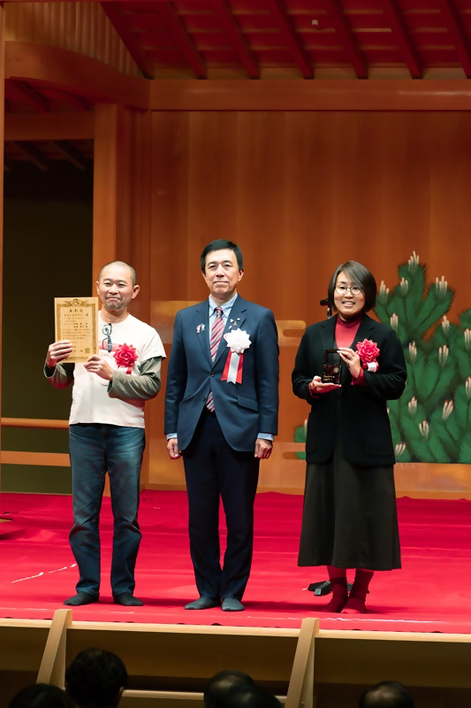 写真市長と受賞者の記念写真