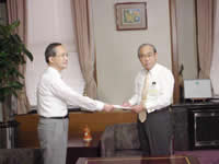 写真:調査会竹内会長から松原市長へ「なごや交通戦略」を答申した様子